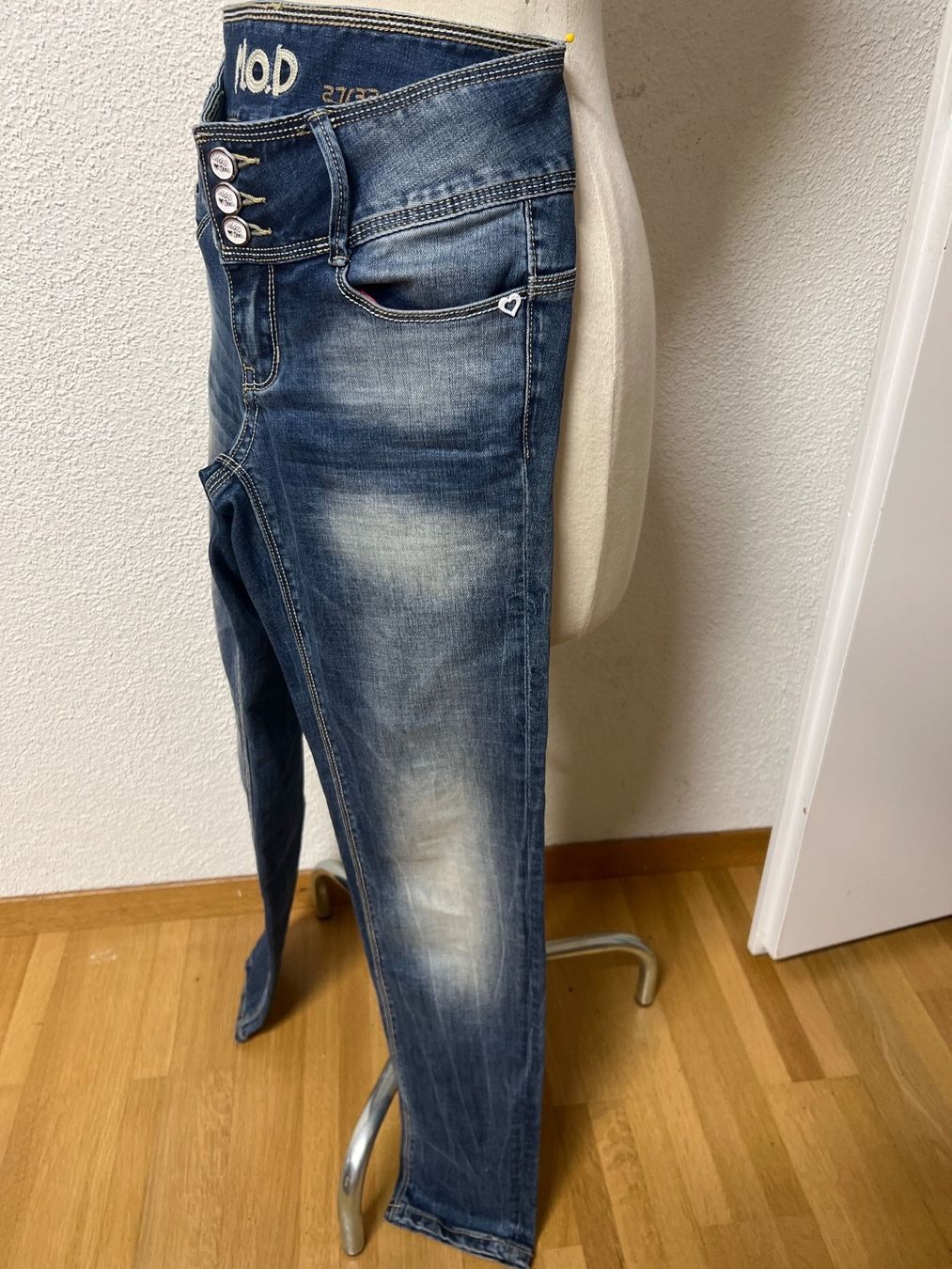 Jeans: lässige M.O.D Jeans 27/32 – Nuovo (secondo la descrizione) da Maienfeld venduto da 8796 2