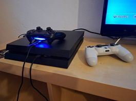 Sony PlayStation 4 Pro+2 Controller+4 Spiele, guter Zustand