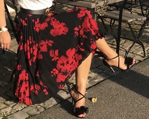 H&M Gonne: Schwarzer Plissee-Rock mit Blumenmuster, Größe 38 – Usato da Zürich venduto da zor_9n5z 4