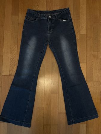 ✨ Stylische Flared Jeans in Dunkelblau – Grösse S