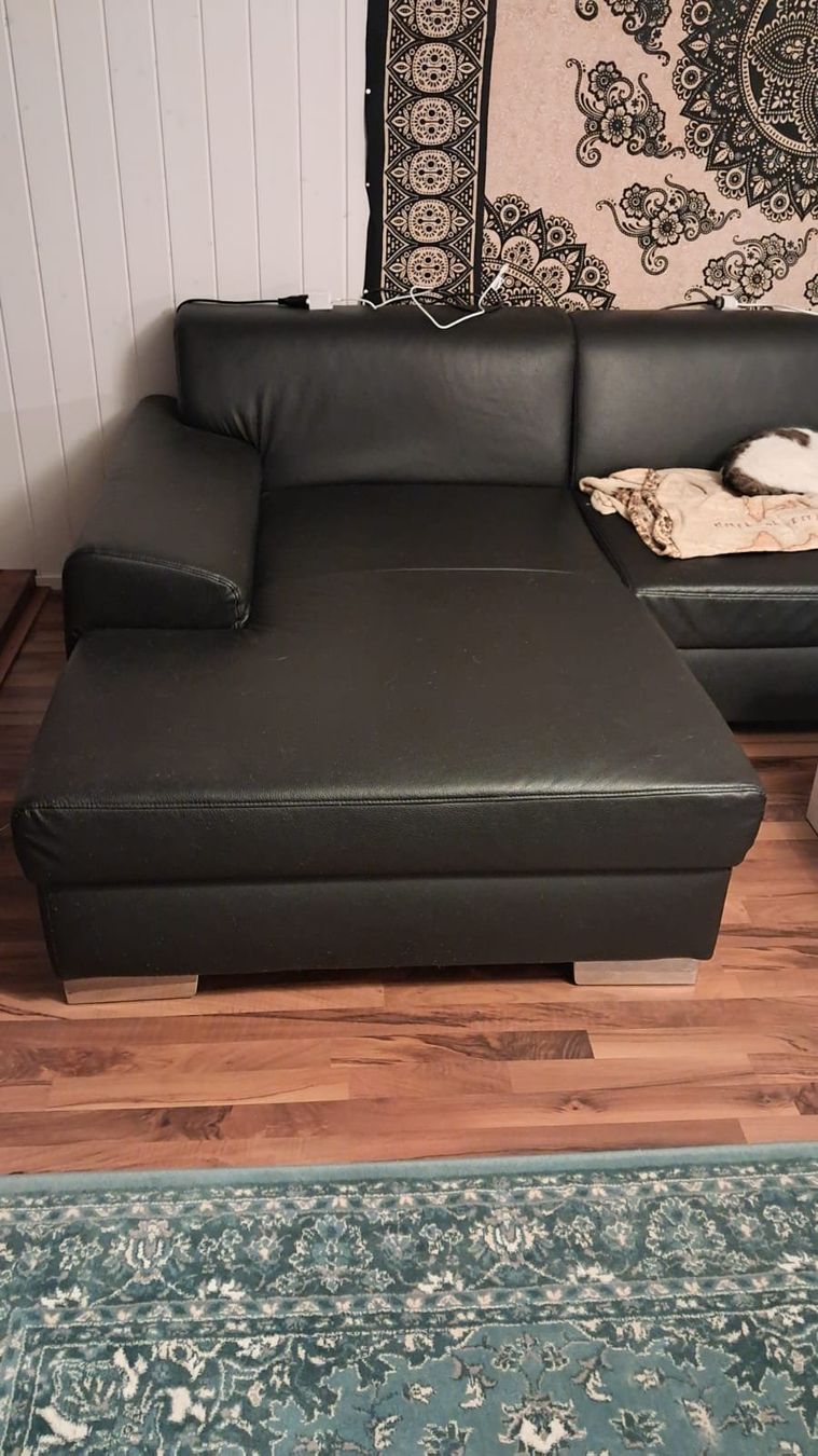 Divani: Grosses Schwarzes Ecksofa mit Katzenspuren. – Usato da Wiesenberg venduto da Naragarth 3