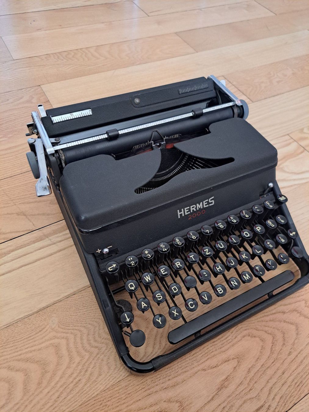 Hermès Macchine da scrivere: Schreibmaschine Hermes 2000, top Zustand – Usato da Zürich venduto da TheRuven