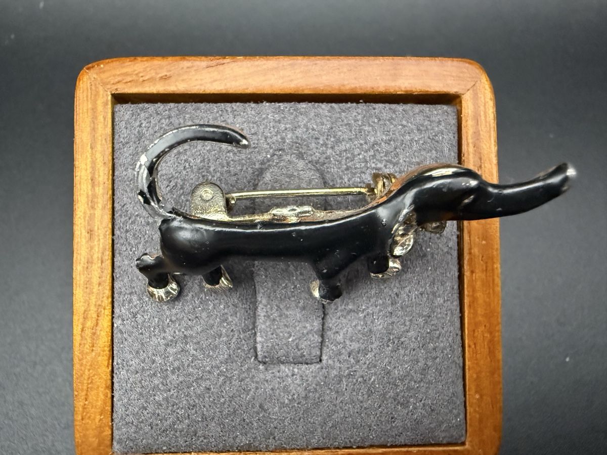 Broschen & Nadeln: Vintage-Brosche in Form eines schwarzen Emaille-Dachses – Gebraucht aus Lamone von LaCantinaMagica 2
