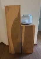 Zwei Dekosäulen aus Holz