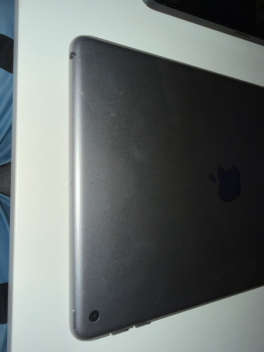 Apple Tablet PC: iPad 6th Generation 128 Go – Usato da Cernier venduto da Kairjo 3