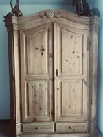 Massiver Holzkleiderschrank 