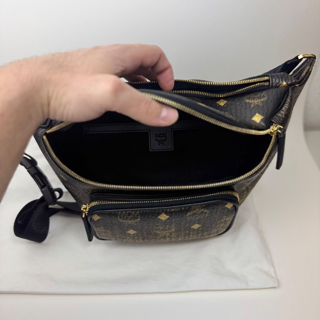 Mcm Borse: MCM Gürteltasche schwarz-gold – Usato da Sursee venduto da Justmibu 3