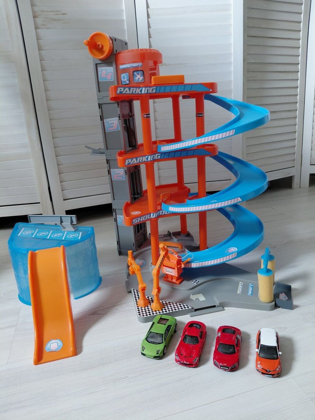 Spielzeuge: Garage avec 4 voitures – Gebraucht aus Renan BE von Epicurien0017 1