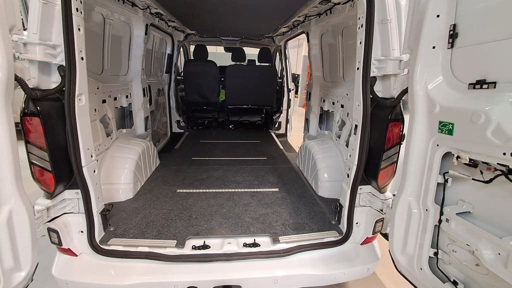 Ford Tutti pezzi di ricambio auto: Laderaumboden 2 teilig für Ford Transit Custom 2023 – Usato da Alpnach-Dorf venduto da Hess-Automobile