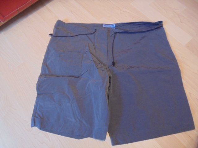Hosen: Shorts grau, Gr. 46, NEU – Neu (gemäss Beschreibung) aus Hinwil von Glasperlen