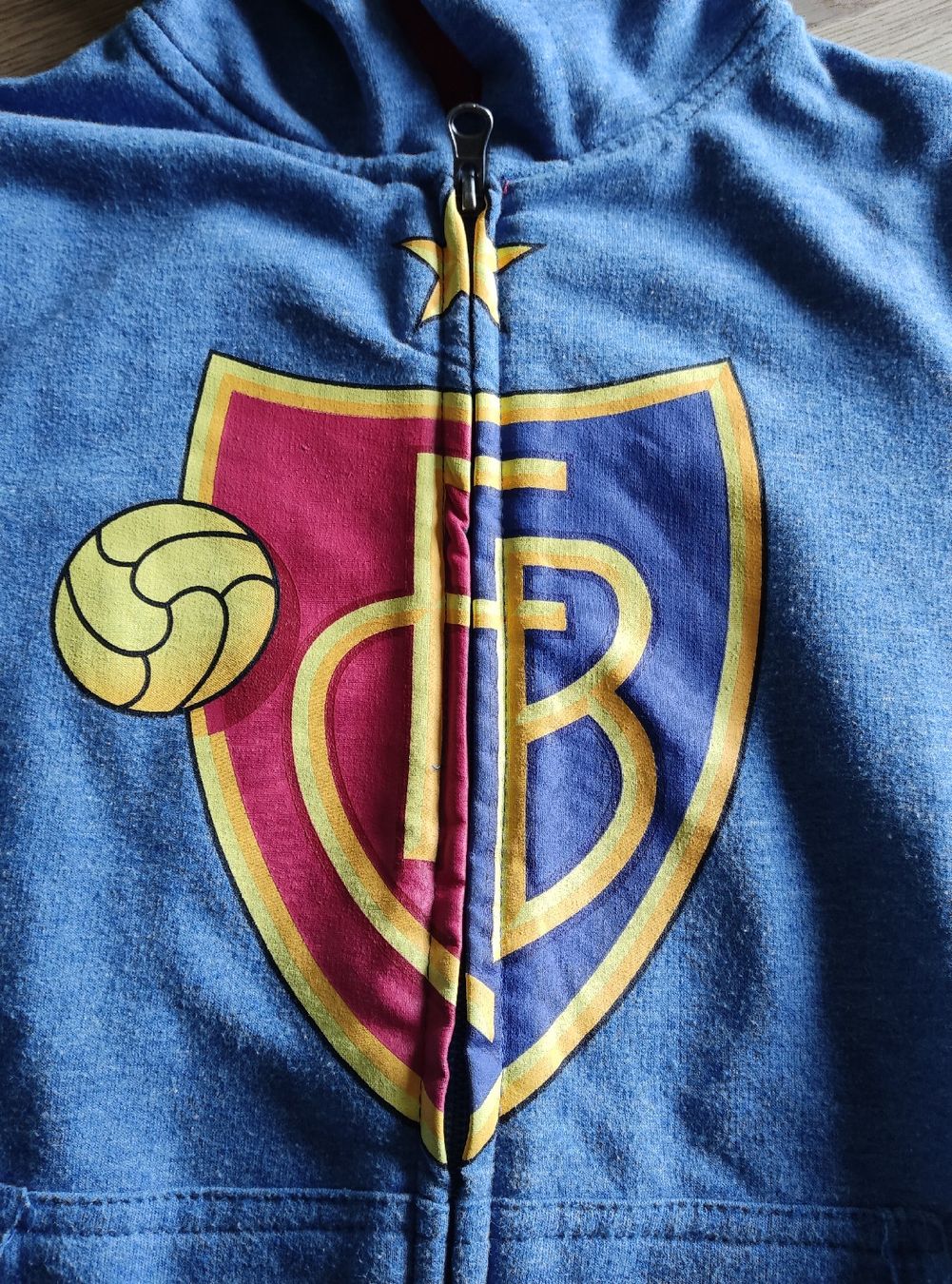 Pullover & Sweatshirts: FCB - FC Basel - Kinder-Pullover - Kinder-Hoodie - Gr. 116 – Gebraucht aus Zofingen von Justice79 1