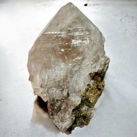 Cristal de roche fumé arc-en-ciel exceptionnel Poids 1.08 Kg