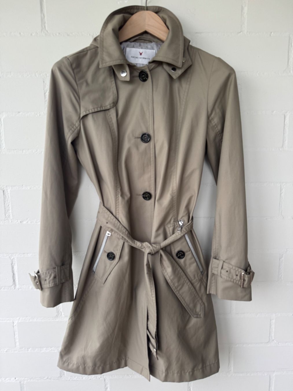 Fuchs Schmitt Cappotti: FUCHS SCHMITT Trenchcoat olive-grau Gr. 34 NEU!! – Nuovo (secondo la descrizione) da Brütten venduto da Rod816