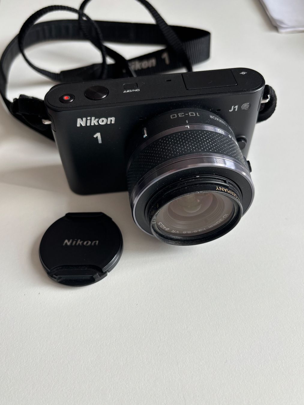 Nikon Fotocamera: Nikon 1 J1 schwarz mit zwei Objektiven – Usato da Nussbaumen AG venduto da 58612