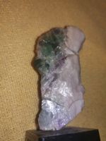 Fluorit Mineral Kristall auf Sockel grün violett