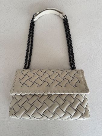 Bottega Veneta Intrecciato Olimpia Schultertasche mit Nieten
