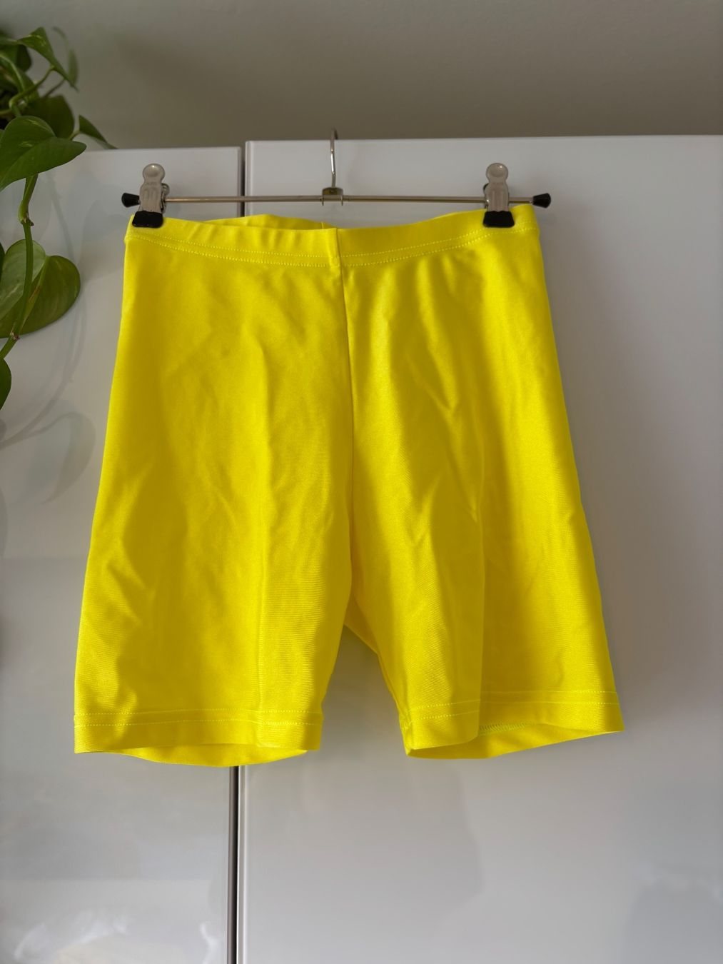 Pantaloni: AMERICAN APPAREL gelbe Bikershorts Gr S – Usato da Zürich venduto da missmodernage