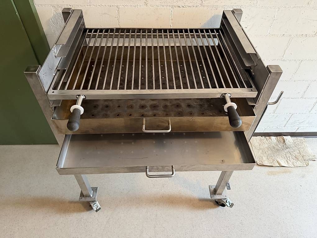 Grills: Profi-Gastro Holzkohle Grill – Gebraucht aus Bremgarten AG von lla_d8qx