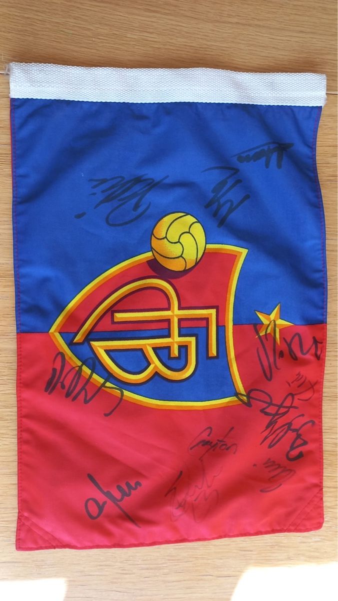 FC Basel Bandiere: FC Basel Eckfahne mit Unterschriften – Usato da Kaiseraugst venduto da RJ03