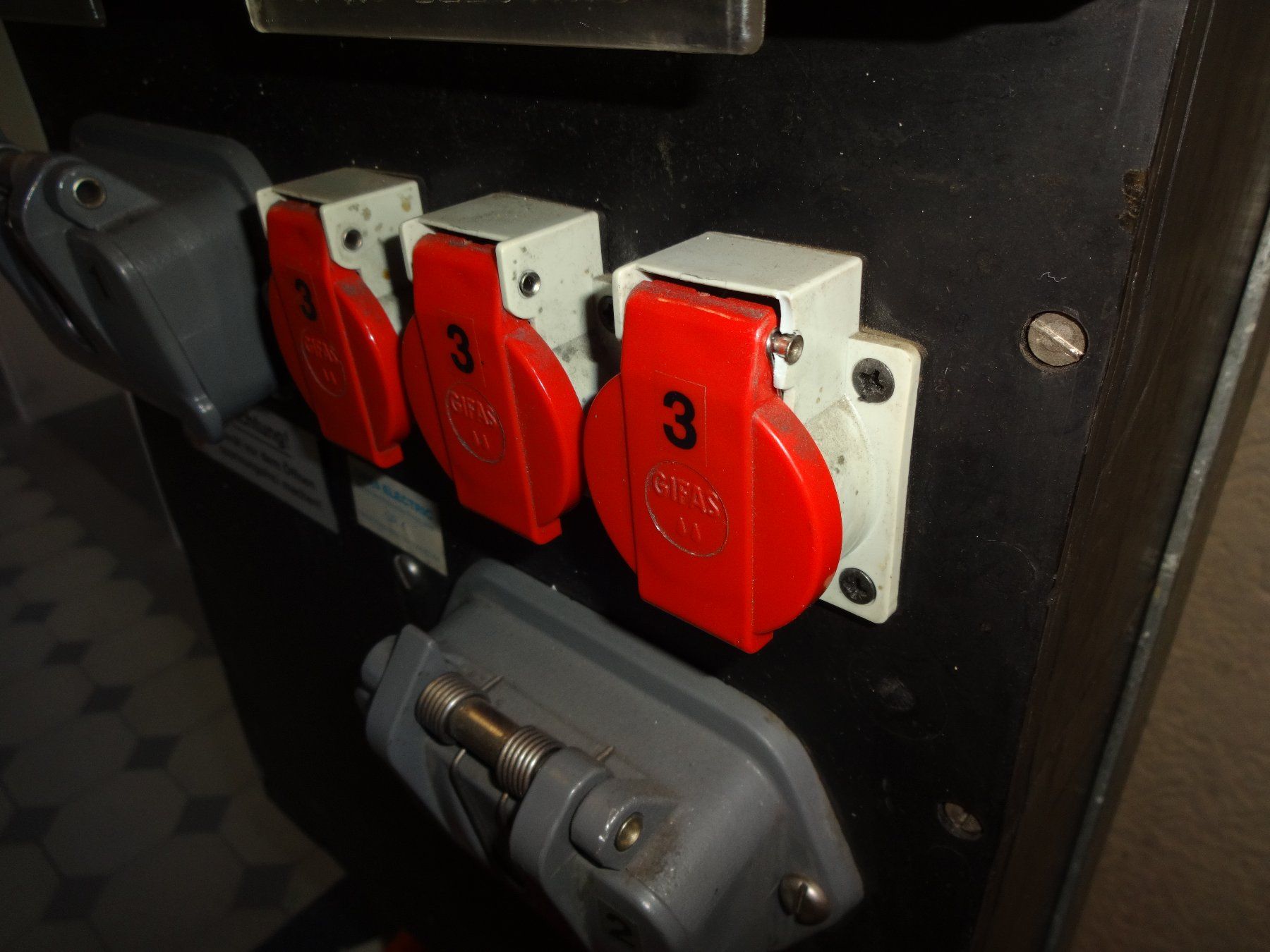 GIFAS Elettrotecnica: Stromverteiler Baustromverteiler von GIFAS 63A mit Kabel – Usato da St. Gallen venduto da WWL 7