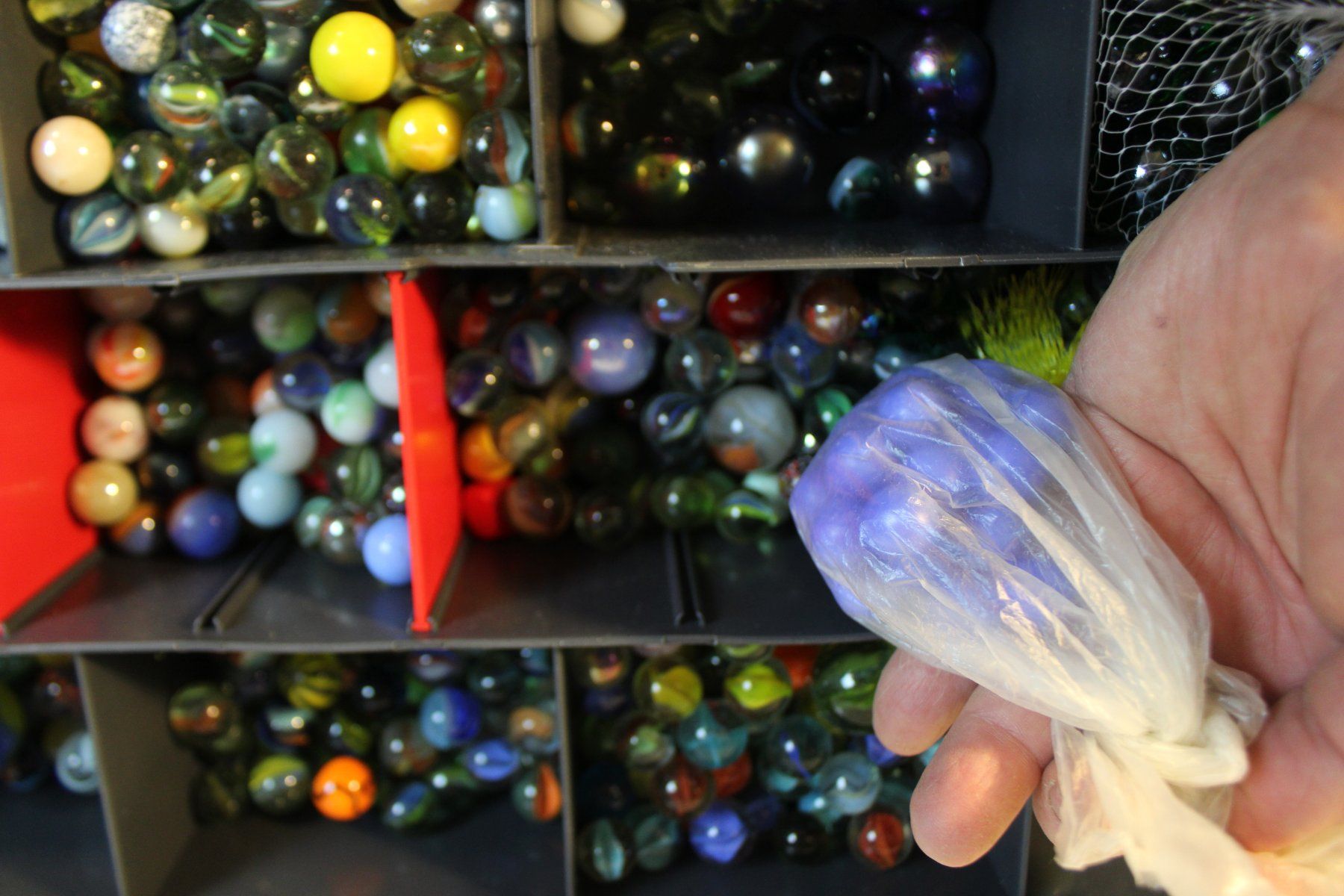 Murmeln: Grosse Murmelsammlung, versch. Farben, mit Box – Gebraucht aus Härkingen von  7