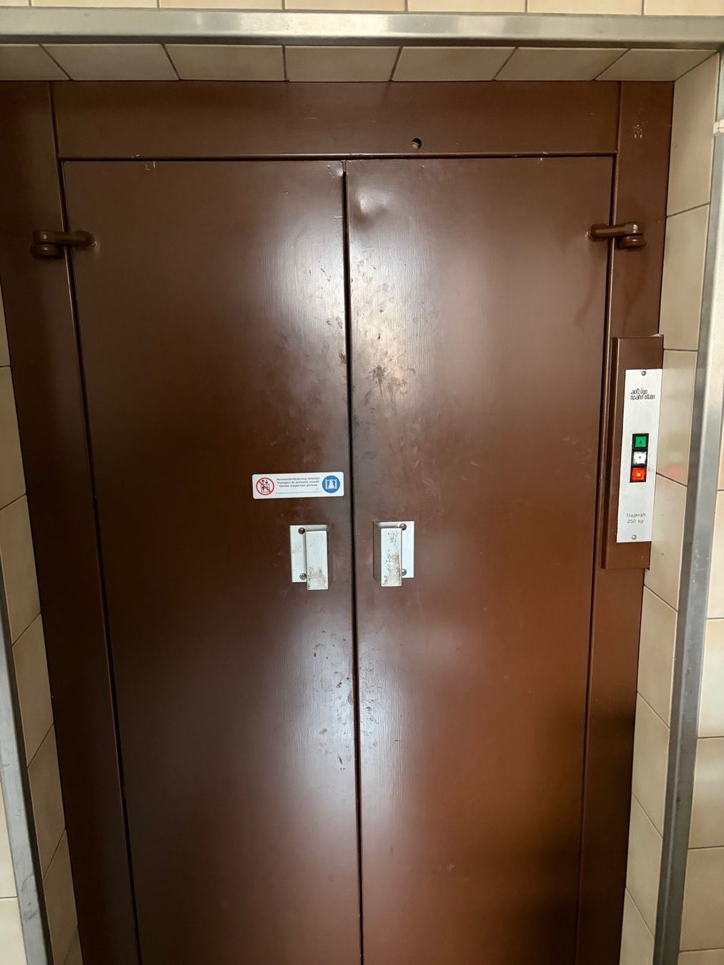 Piattaforme elevatrici & Crick: Warenlift – Usato da Rothrist venduto da Pamosliq