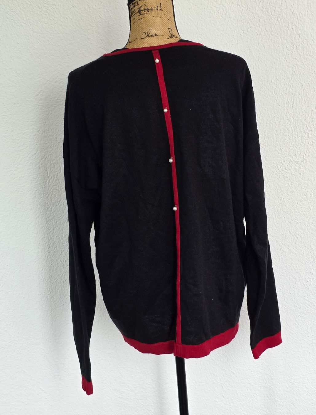 Maglioni & Felpe: Schwarzer Strickpullover mit roten Details, Grösse L – Usato da Rheinsulz venduto da Gilea