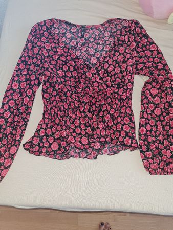 Bluse mit Rosenmuster, Gr. M, Top Zustand!