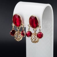 Vintage Ohrclips mit roten Glassteinen; goldfarben