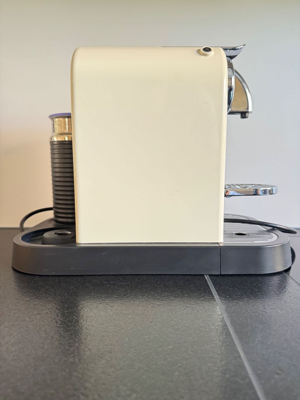 König Macchine per caffè & Macchine per espresso: Nesspressomaschine von König mit Milchschäumer – Usato da Rupperswil venduto da Vaxinabo 2