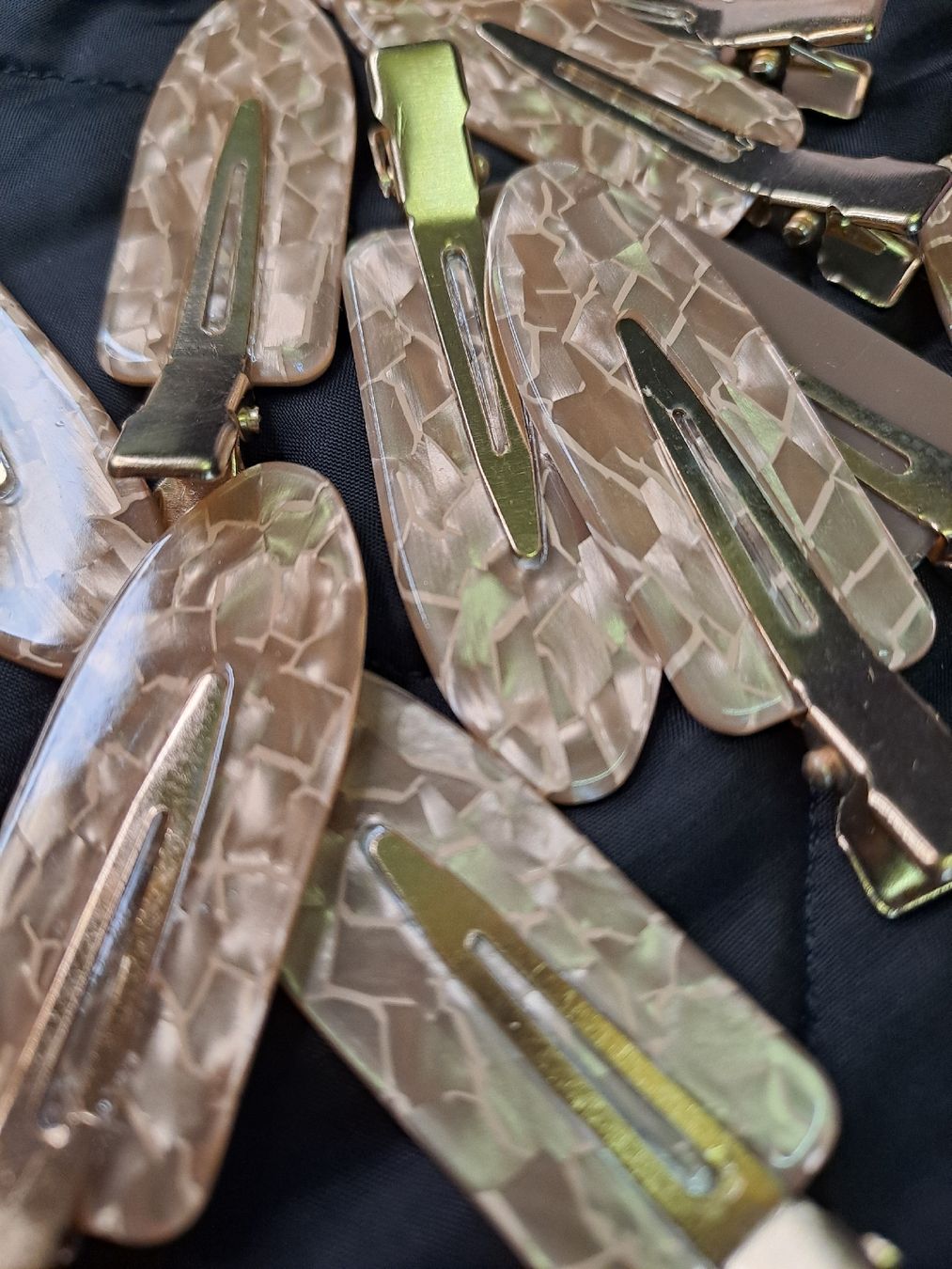 Haarschmuck: 10 HaarspangenPerlmutfarbe braun – Neu (gemäss Beschreibung) aus Uznach von Walaylatiere 1