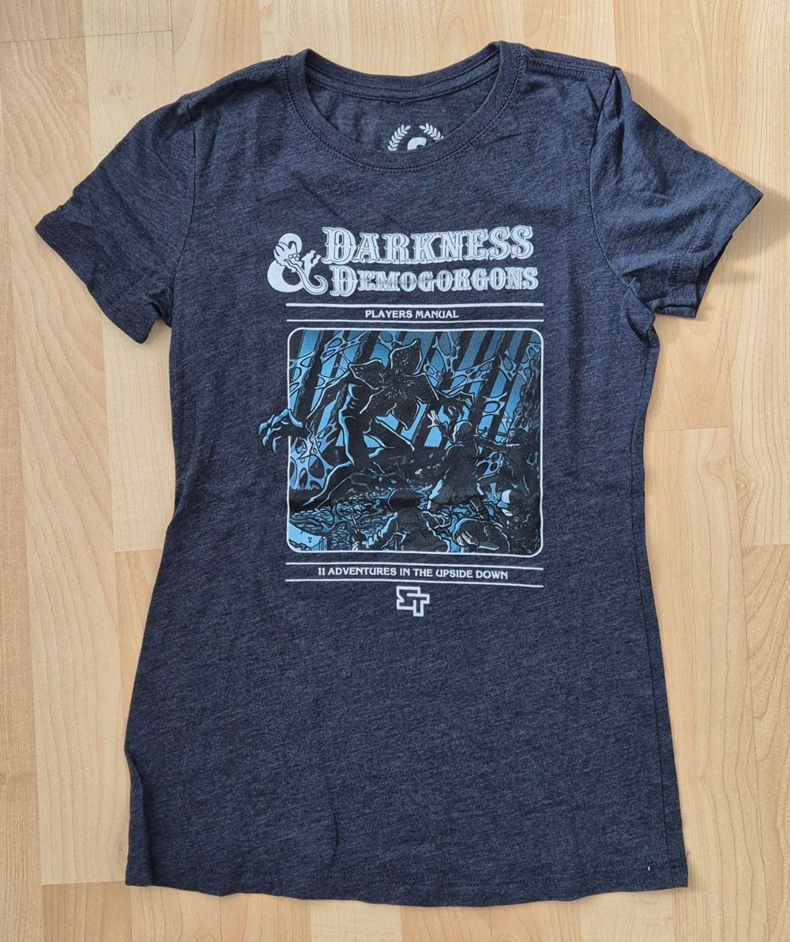 T-shirt: Stranger things-Darkness-upside down-Shirt-S – Nuovo (secondo la descrizione) da Rheinfelden venduto da Pit666