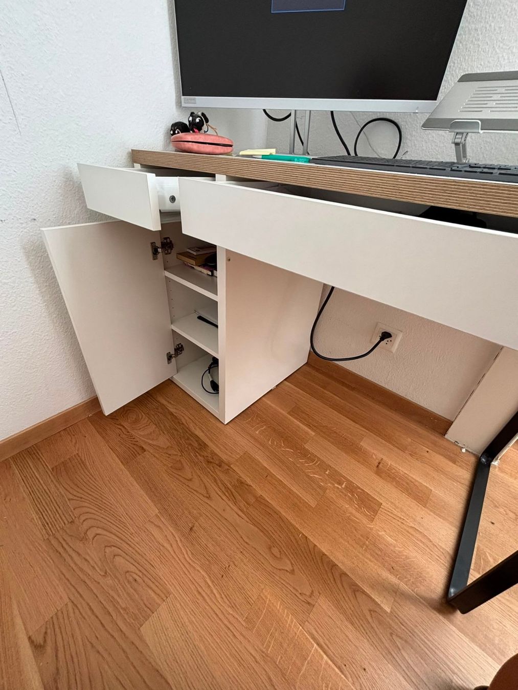 Schreibtische: IKEA MICKE desk (white) with storage – Gebraucht aus Chêne-Bougeries von fla_8cbf 1