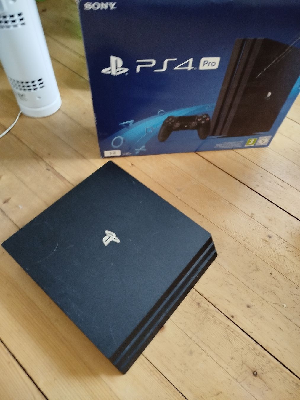 Sony Konsolen: Playstation 4 PRO inkl Controller und Ladestation 🎮 – Gebraucht aus St. Peterzell von QuieroBailar