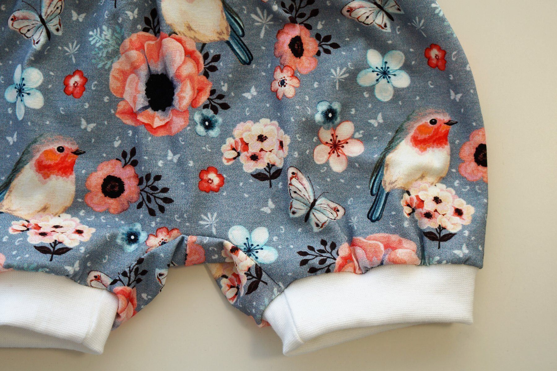 Pantaloni: Kurze Pumphose mit Blumen 86/92 - NEU – Nuovo e nell'imballaggio originale da Zürich venduto da sambaum 2