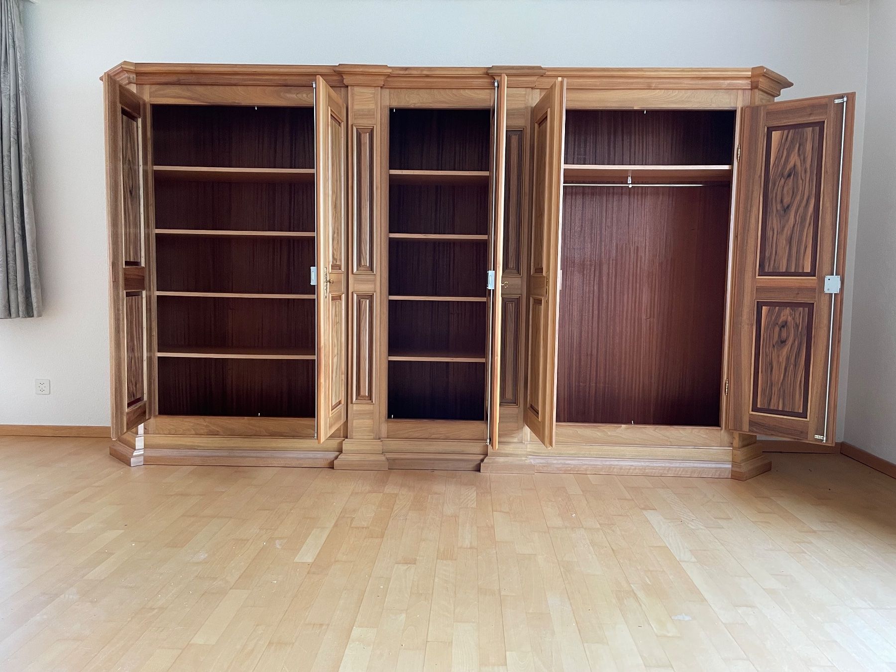 Armoires: Kleiderschrank Nussbaum – D'occasion à Stein am Rhein par Haensel70 1