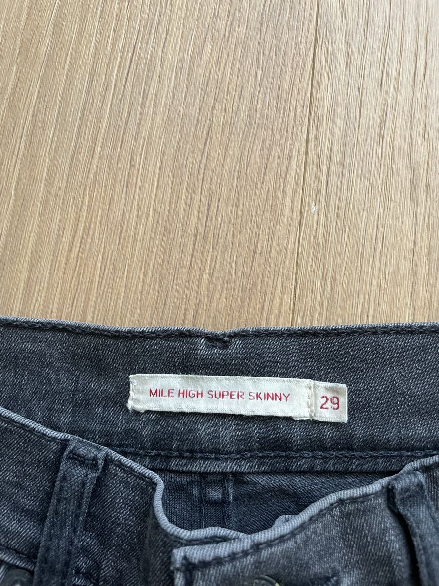 Levi's Jeans: Jeans Levis gris – Usato da Pully venduto da joe_qz7v 2