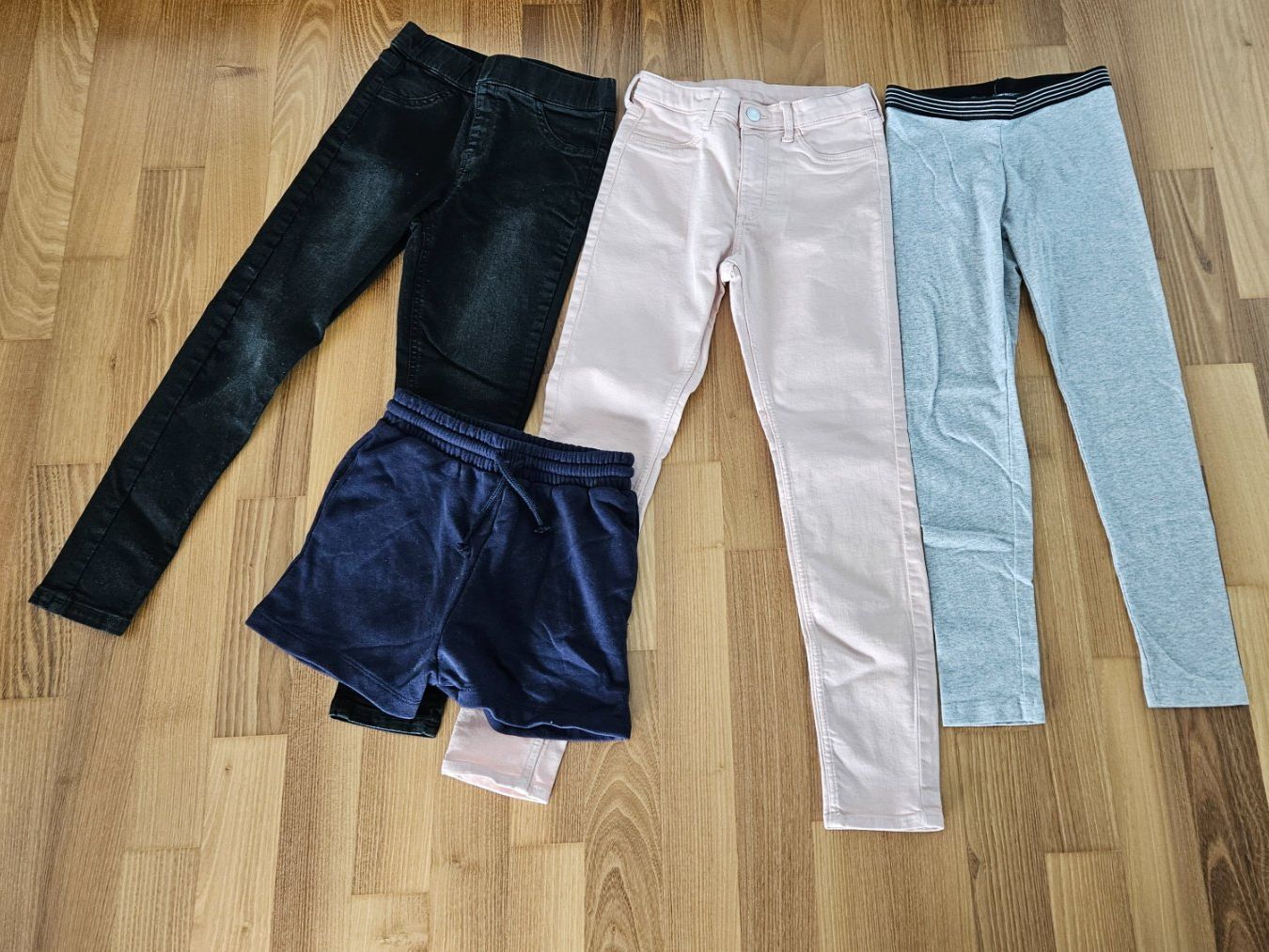 Lotti & Set di vestiti: Kleiderpaket Mädchen Gr. 134/140 – Usato da Ehrendingen venduto da mythical 1