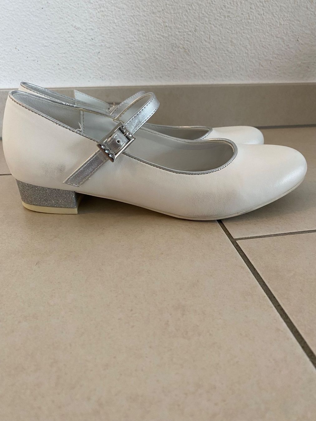 Schuhe für Mädchen: Weisse Mädchen Schuhe mit Absatz und Glitzer Gr. 36 – Gebraucht aus Küssnacht am Rigi von icbicb