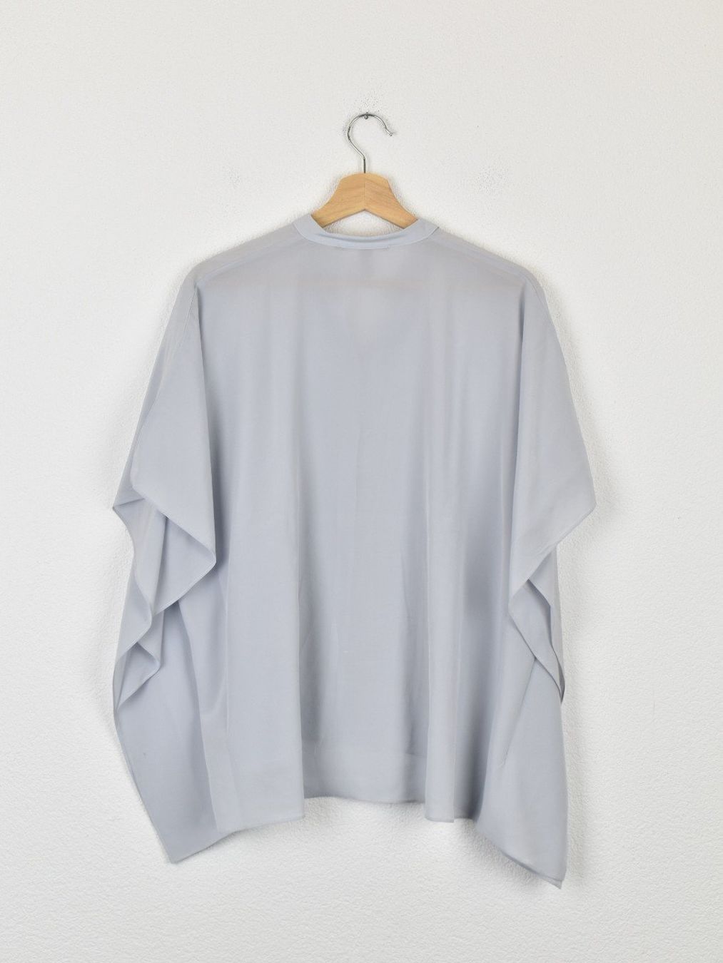 Blusen: Chalize Seidenbluse, Poncho Stil, hellblau, Gr.36, oversized – Gebraucht aus Nürensdorf von 2ND_STORY 2