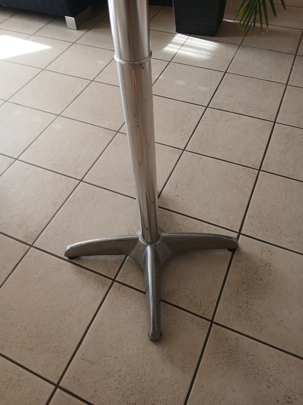 Tavoli: Stehtisch Aluminium rund – Usato da Grenchen venduto da Chupachups02 2