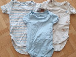 Drei Bodies für Neugeborene Gr 50/56