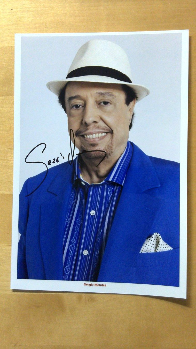 Autografi: Sergio Mendes, Original Autogramm auf Grossfoto in Farbe – Usato da Salmsach venduto da Schusoa