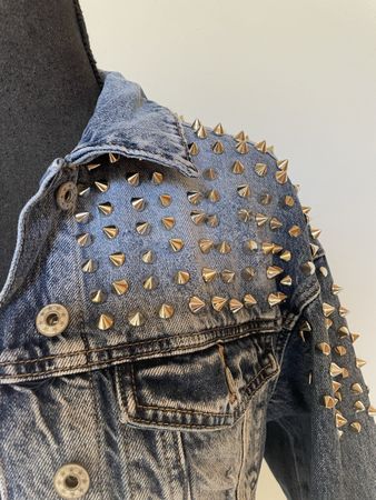 Jeansjacke mit Nieten