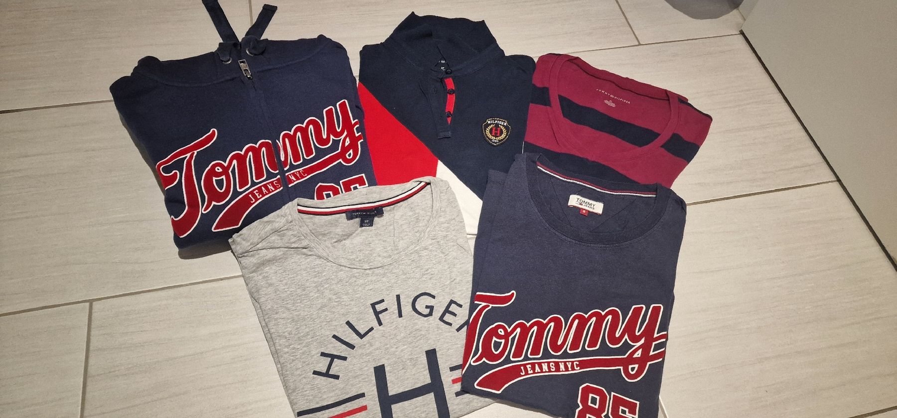 Tommy Hilfiger Lotti di vestiti: Tommy Hilfiger – Nuovo (secondo la descrizione) da Oftringen venduto da bin_2wk8