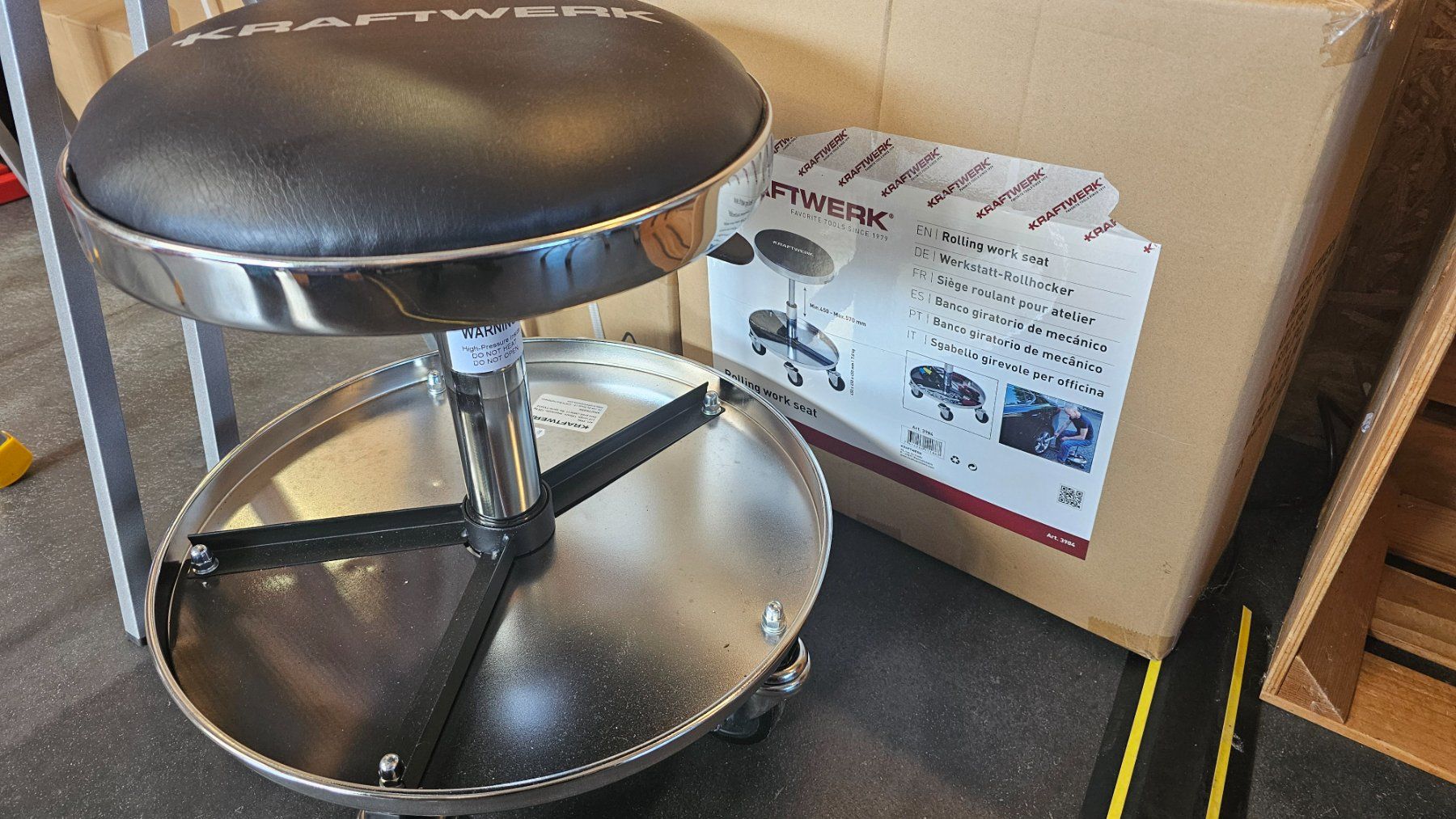 Sgabelli: Kraftwerk Werkstatthocker mit Rollen Rollhocker – Nuovo e nell'imballaggio originale da Koppigen venduto da Bracher_Mail-House 1
