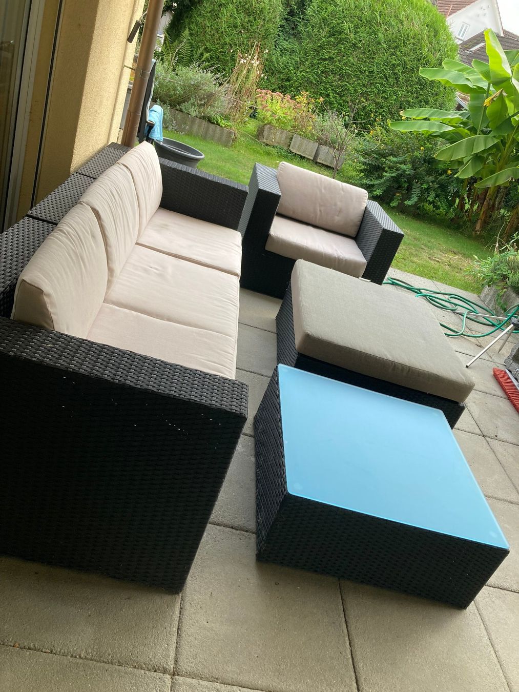Sofas: Lounge Kunststoffrattan Anthrazit, Wechselbezüge – Gebraucht aus Stäfa von ARBEITSLOS-DANKE 1