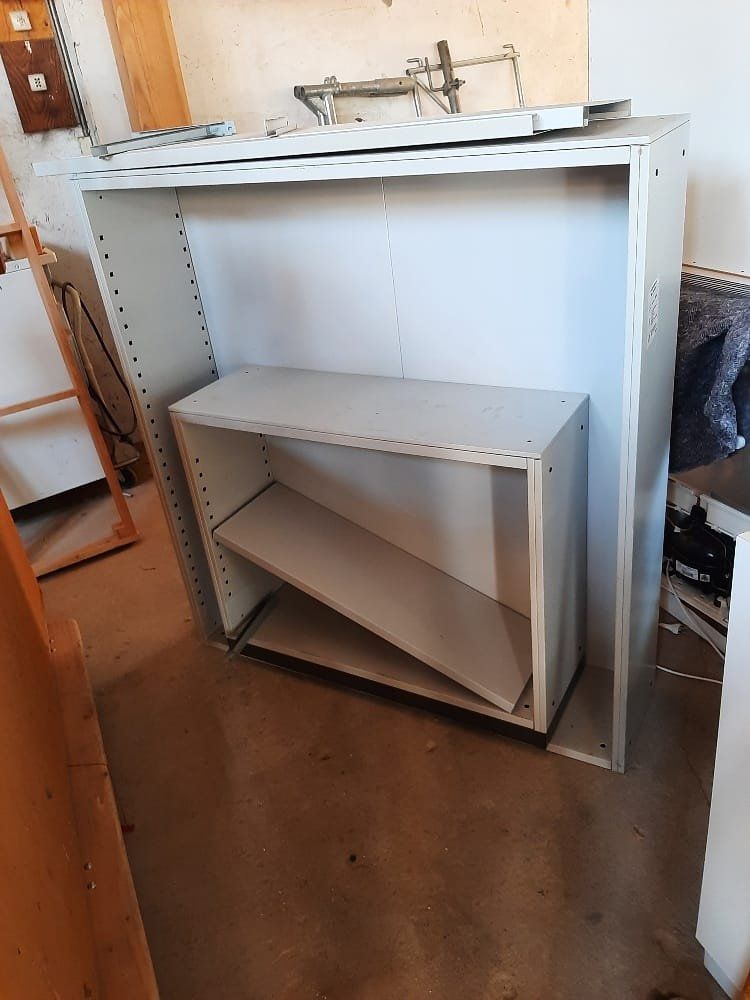 Regale: Metallregal grau mit Einlegeboden – Gebraucht aus St-Blaise von Mogul0