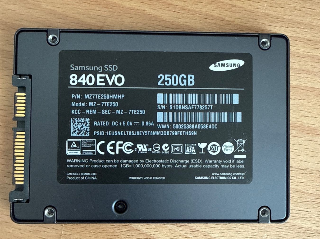 Samsung Dischi rigidi: Samsung 840 EVO SSD 250GB SATA 6.0Gbps – Usato da Flawil venduto da DJackee