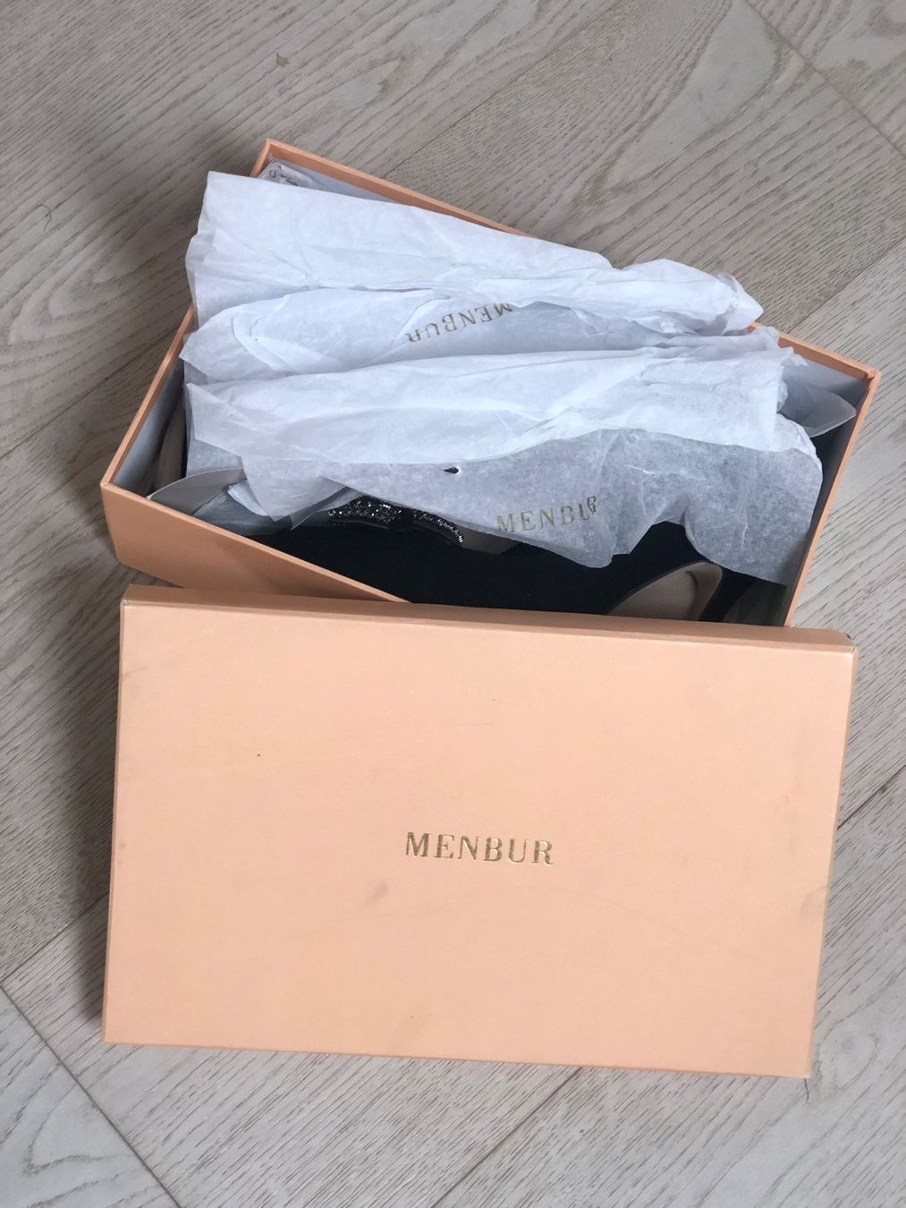 Scarpe da donna: Damen Menbur Absatzschuhe Gr. 37 – Usato da Unterägeri venduto da Lerchemeerenge 5